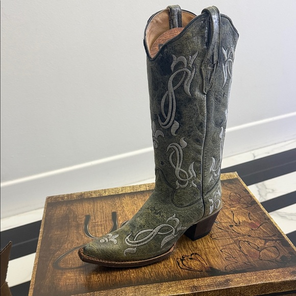 Elegant Olive western Cowboys Boots with Intricate Stitching